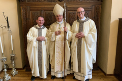 Mons. Vescovo  e don Fabio con il parroco della Cattedrale di Acireale Can. Mario Fresta