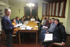 AlcunnicomponentidellaCappellamusicaleSantAnselmoduranteprove_InprimopianoilmaestroEfisioBlanc__1